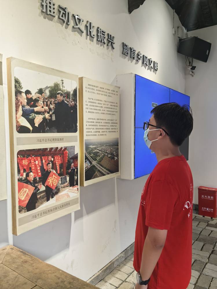 圖為團隊成員參觀戰旗村村史館