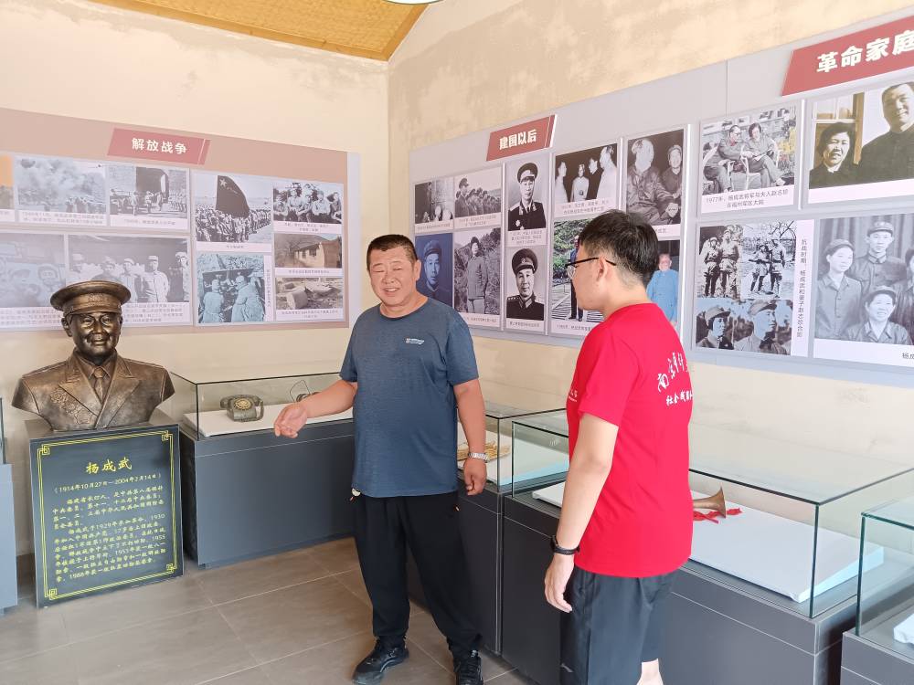 圖為團隊成員采訪沙家莊村支書