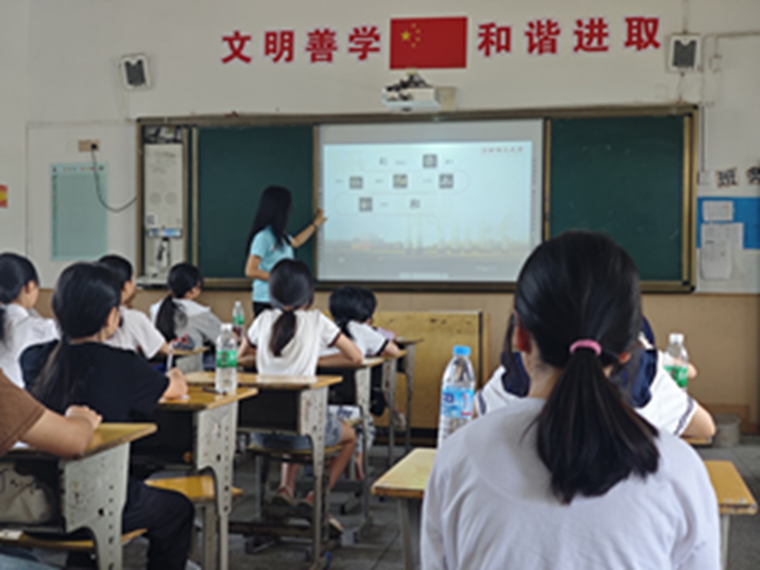 江西師范大學公費師范生院暑期“三下鄉”書法課——探索漢字書法之美，啟迪學生智慧之